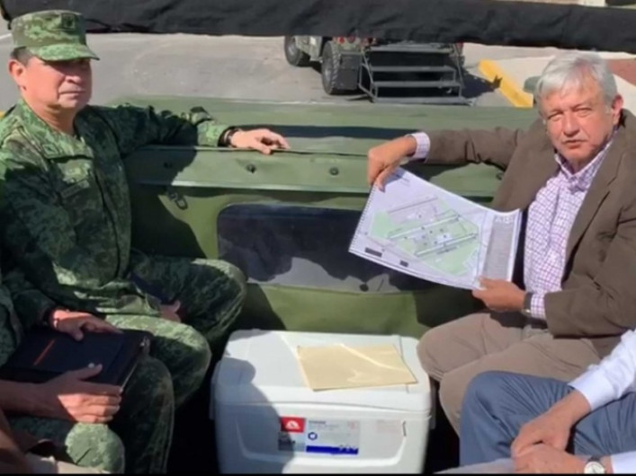 AMLO recorre base militar de Santa Lucía