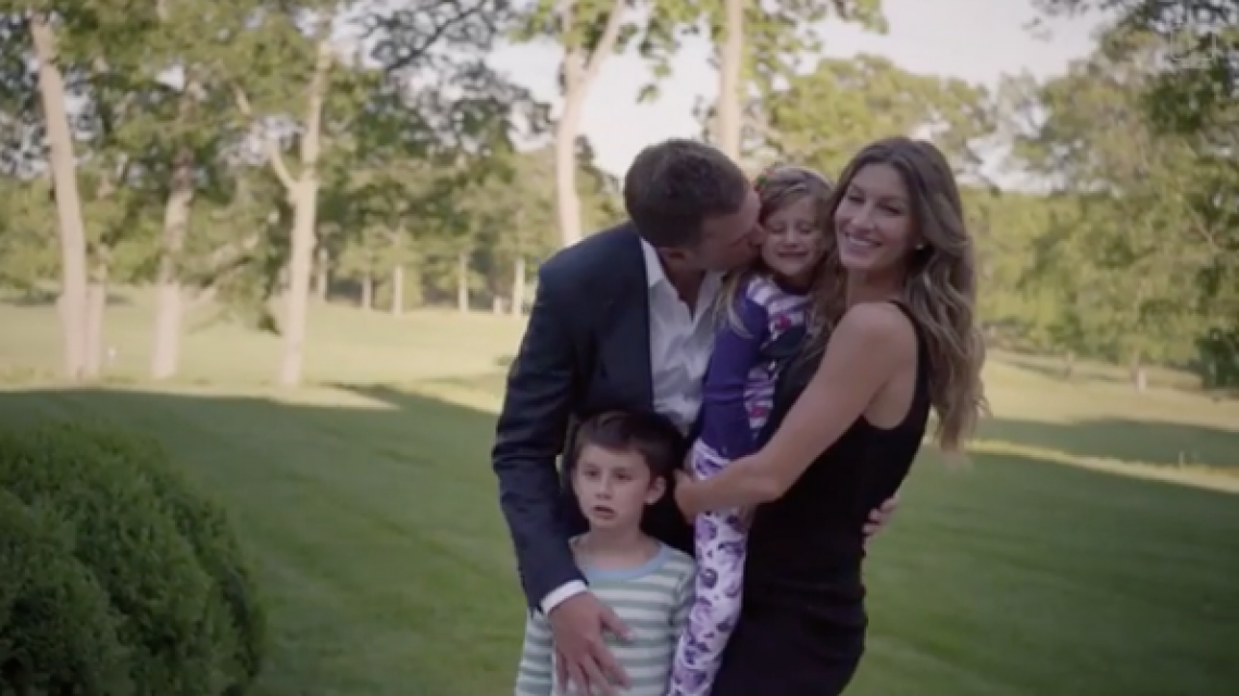 Brady asegura que negoció con su esposa para seguir jugando