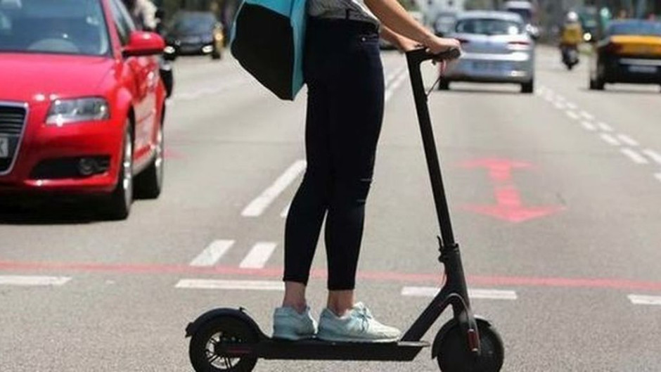 Fallece el primer hombre usando patín eléctrico en París 
