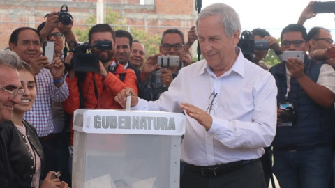 Candidatos en Puebla emiten su voto