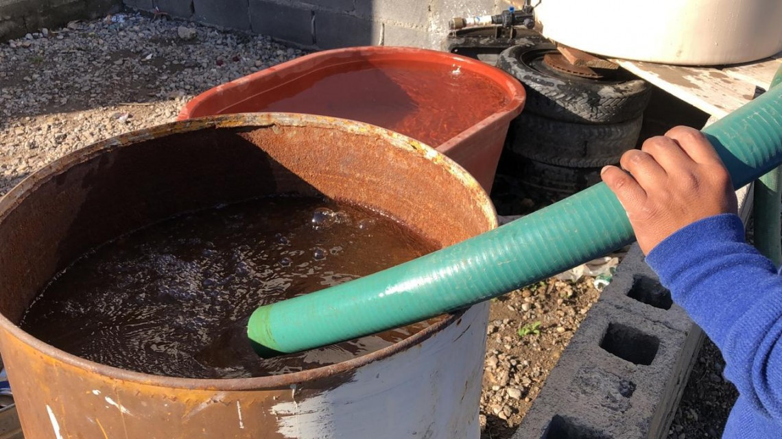 Ante megacorte de agua pipas abastecen a Victoria