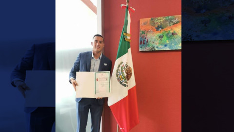 Recibe Funes Mori carta de naturalización 