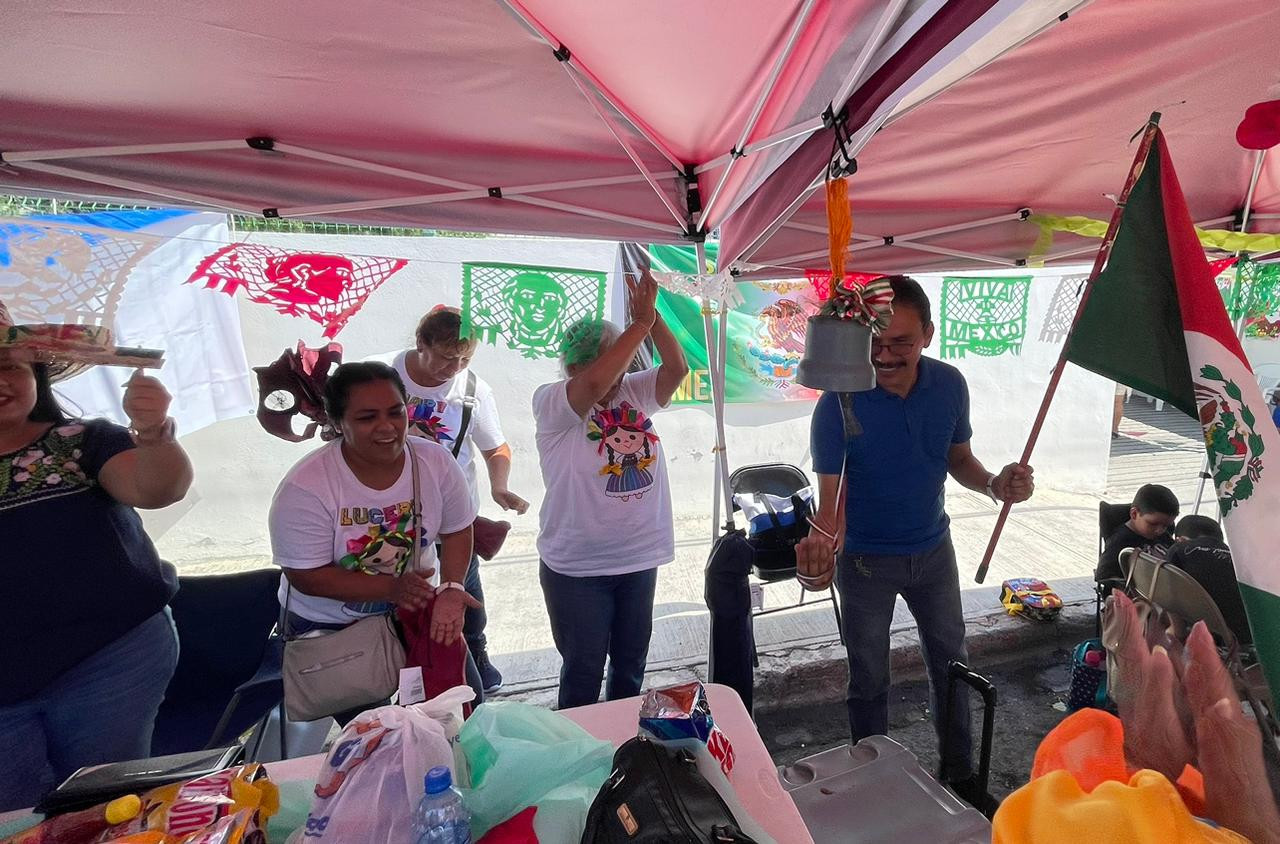 Celebran la Independencia de México en plantón del CREDE