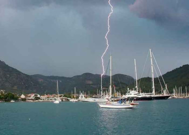 Rayo cae sobre un barco en Bangladesh; hay al menos 17 muertos y 6 heridos