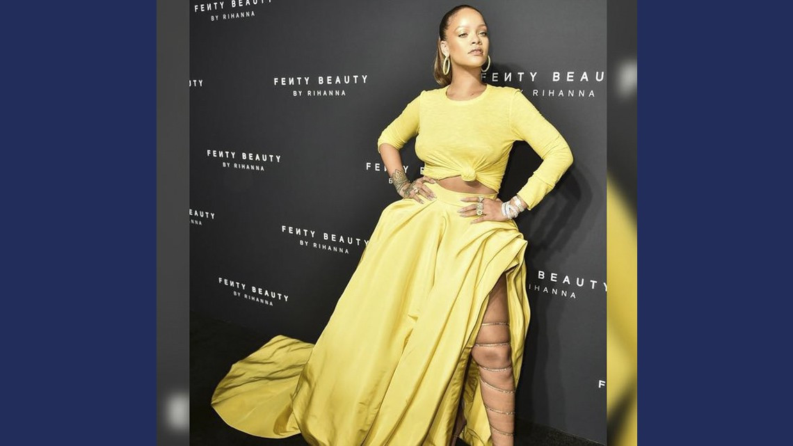 Rihanna vuelve a usar pomposo vestido amarillo 