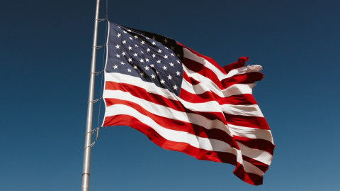 Izan banderas estadounidenses a media asta por victimas en los tiroteos