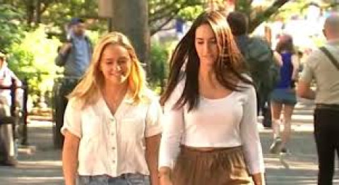 Al darse un beso en la boca, dos mujeres son expulsadas de un taxi