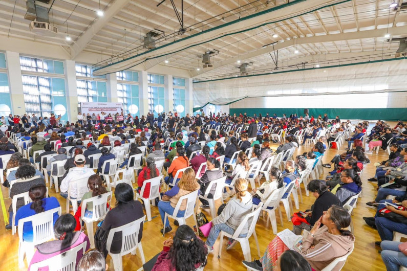 Entregó el Presidente Carlos Peña Ortiz tarjetas de Becas para estudiantes de Secundaria