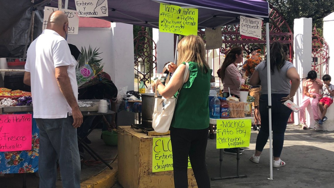Comerciantes instalados afuera del panteón municipal en Nuevo Laredo esperan que incrementen sus ventas