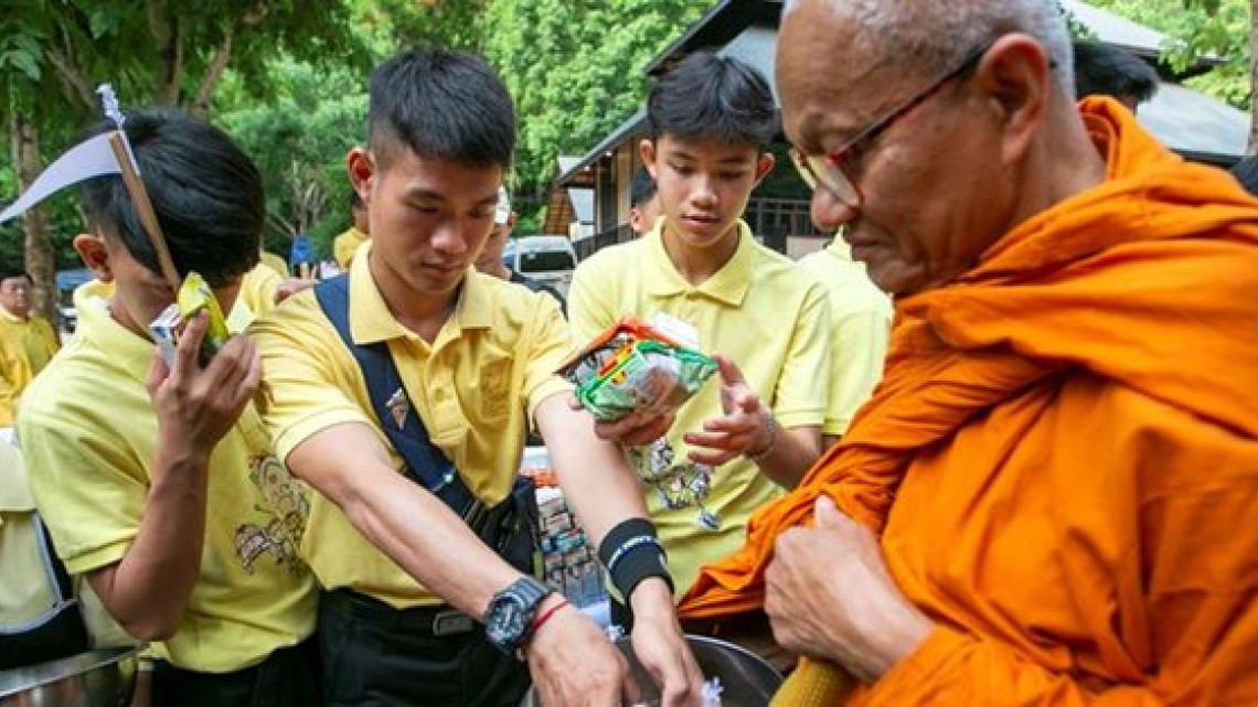 Los "niños de la cueva tailandesa" dan las gracias casi un año después del rescate