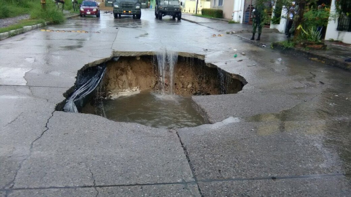 Lluvia genera socavón en Madero