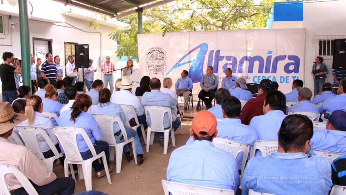 Alcaldesa entrega herramientas a trabajadores de Obras y Servicios Públicos