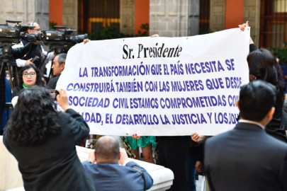 AMLO despierta indignación por posponer debate del aborto