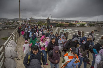 EU libera migrantes pese a riesgos en contagios por COVID-19