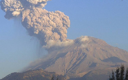 Popocatépetl registra 32 exhalaciones y emisión de ceniza