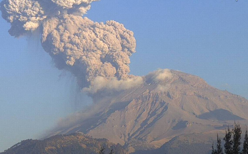 Popocatépetl registra 32 exhalaciones y emisión de ceniza