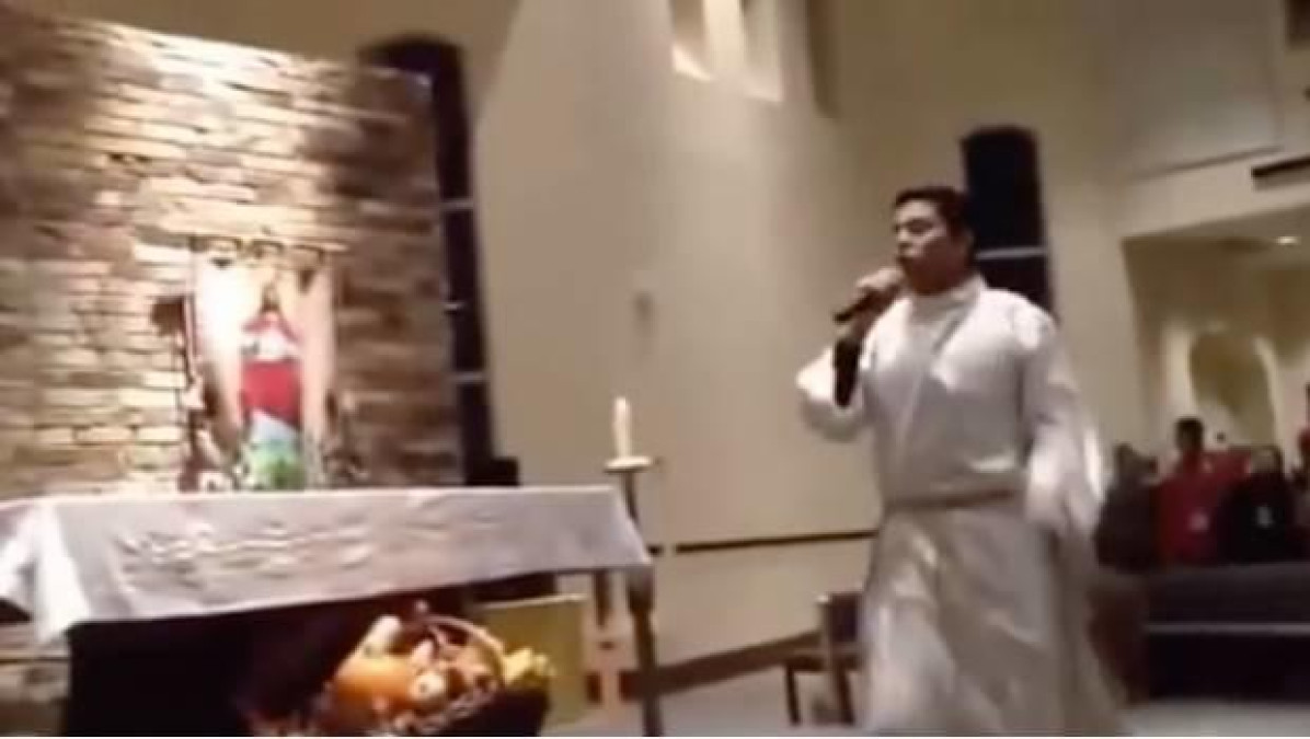 Con este padre, las misas no serán igual