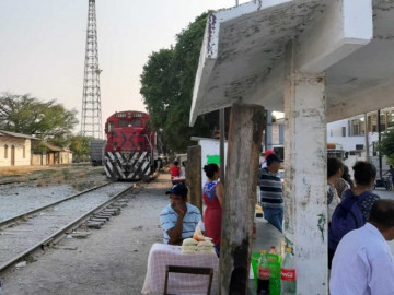 Migrantes aguardan a “La Bestia”