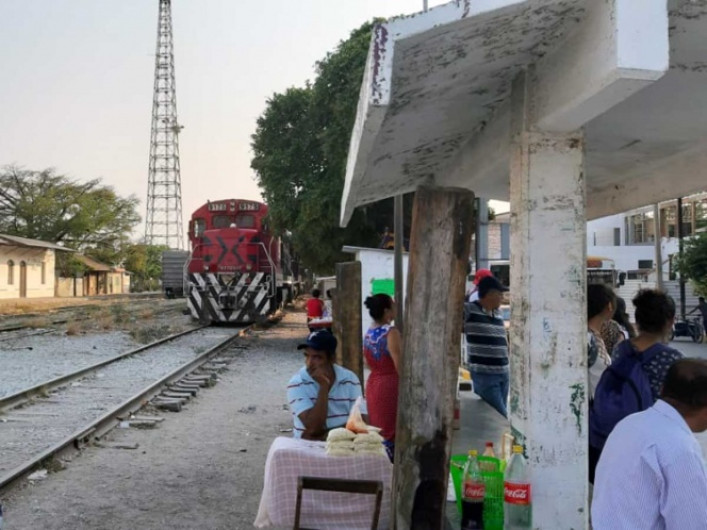 Migrantes aguardan a “La Bestia”