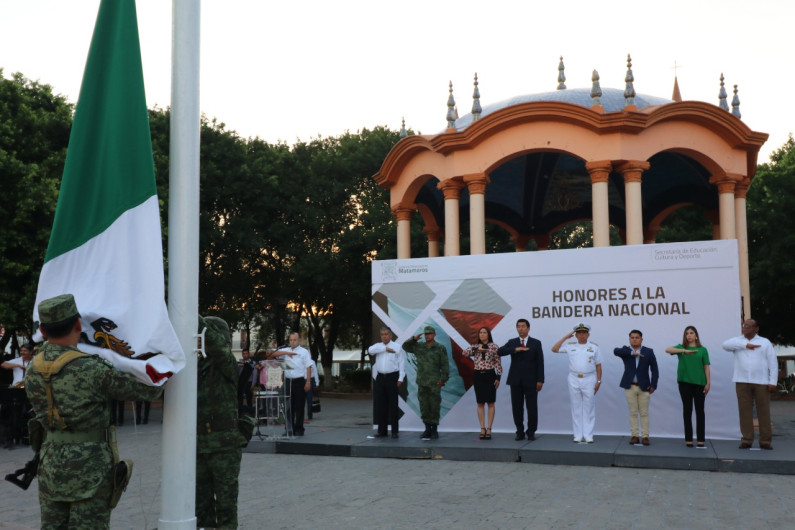 Presiden Alcalde Mario López y Marsella Huerta ceremonia de honores 