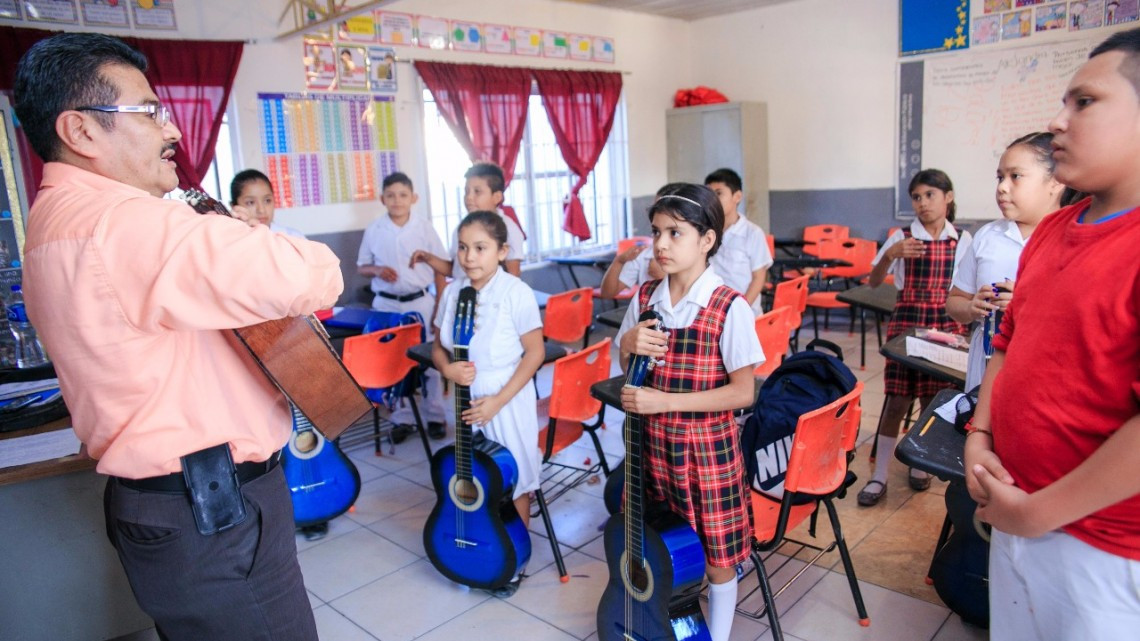 Motivados alumnos por asistir a clases y talleres