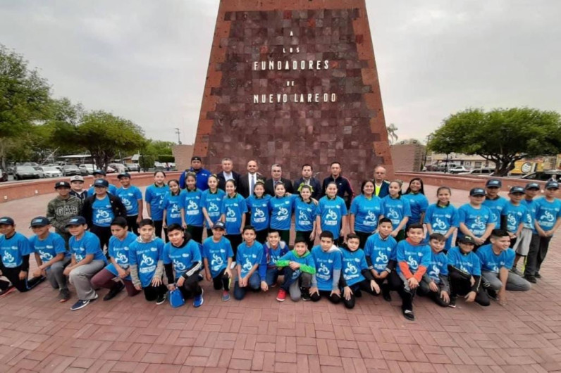 Apoya Rivas con uniformes a atletas