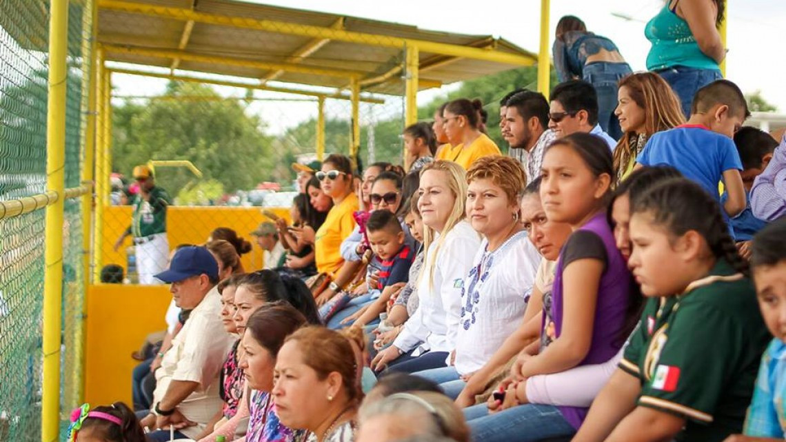 Asiste alcaldesa a inauguración a campo de béisbol