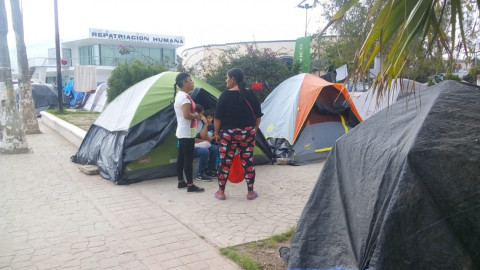 Migrantes dicen que ya no se les ha pedido que se muevan de la plaza del puente