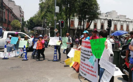 Denuncian maestros tres meses de pago