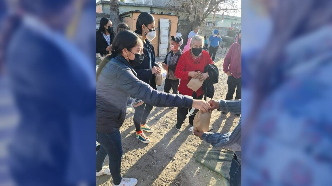 Se preparan candidatas del blanco y negro y participan en actividades altruistas 