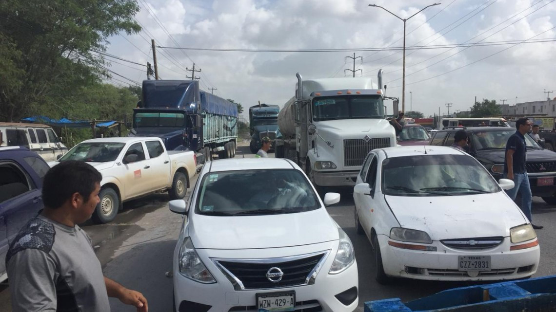 Bloquean carretera, reclaman solución a inundaciones