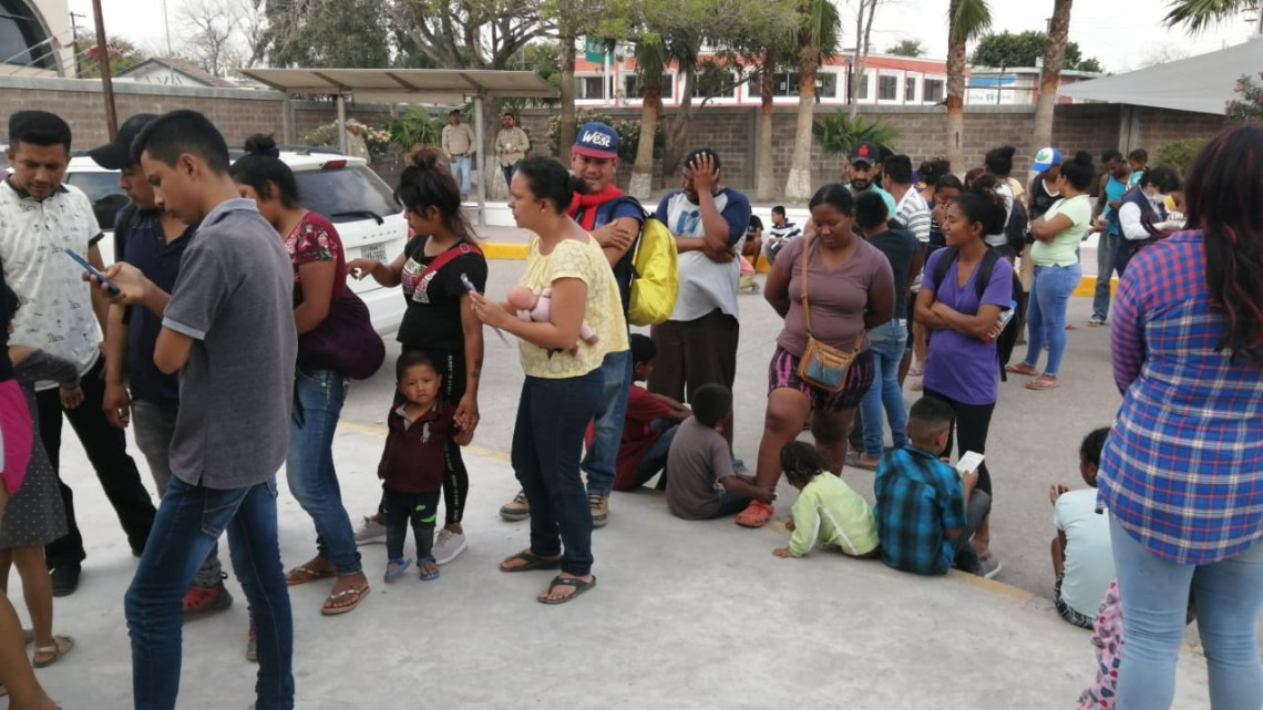 Acuden autoridades de salud a vacunar a todos los migrantes del campamento del bordo