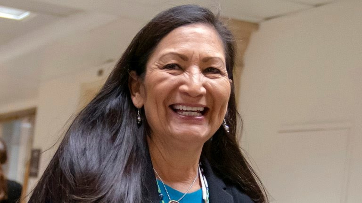Deb Haaland es la primera nominada de origen indígena para el gabinete de Biden