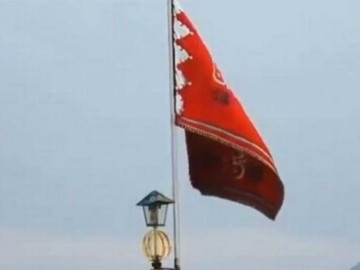Aparece bandera de guerra en mezquita de Irán
