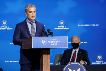 Biden y Zients planean vacunar a 100 millones de personas en 100 días