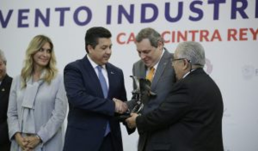Recibe Gobernador de Tamaulipas Águila CANACINTRA