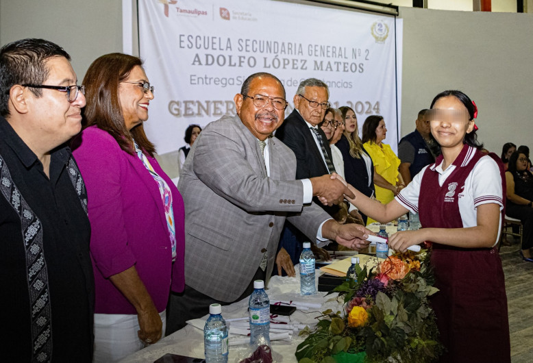 Felicita Alcalde de Matamoros a directivos y a graduados de Secundaria General # 2