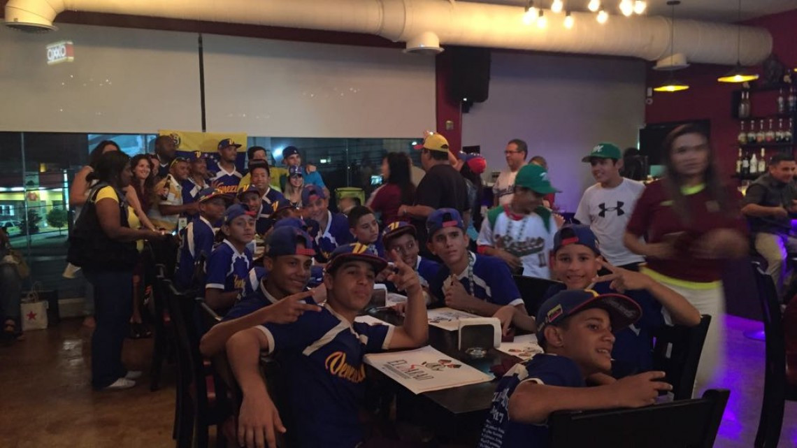 Agradecen venezolanos apoyo a pequeños beisbolistas
