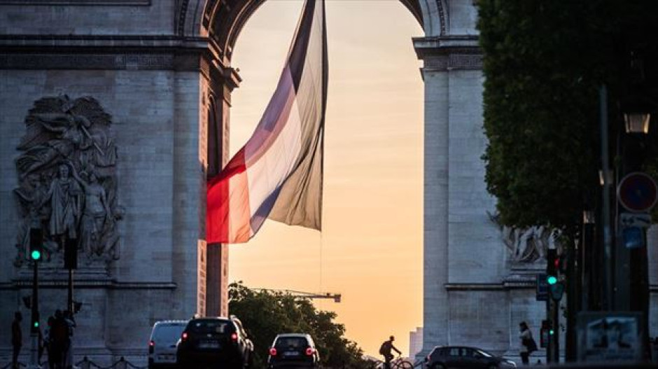Francia levanta restricciones ante la disminución de casos de Covid-19
