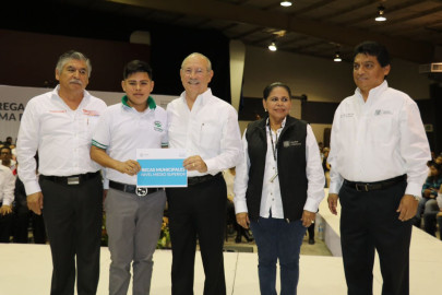 250 becarios no han cobrado el estimulo municipal 