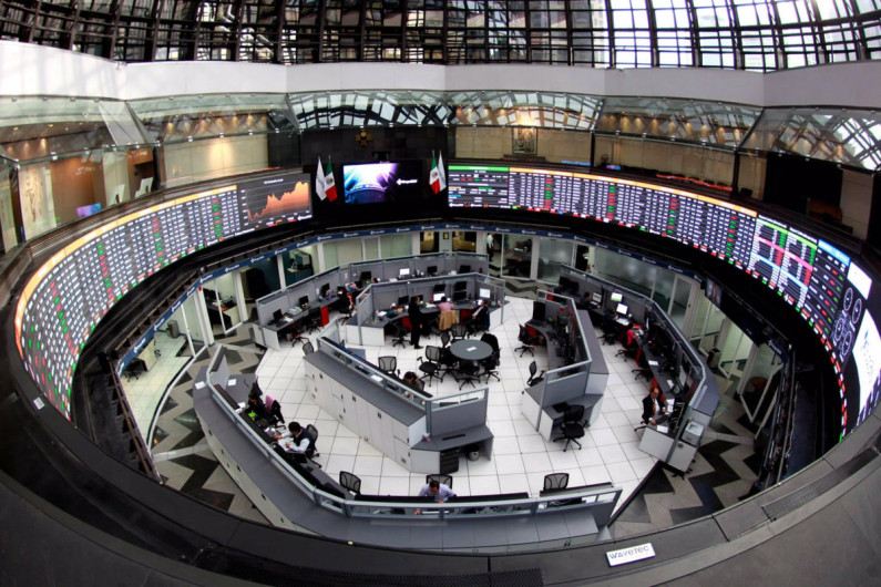 Dólar en 19 pesos en bancos, BMV baja