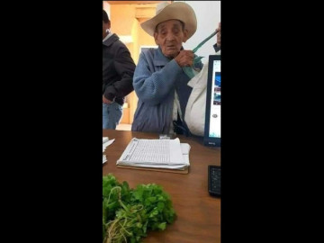 Abuelito paga su acta de nacimiento con cilantro a falta de dinero