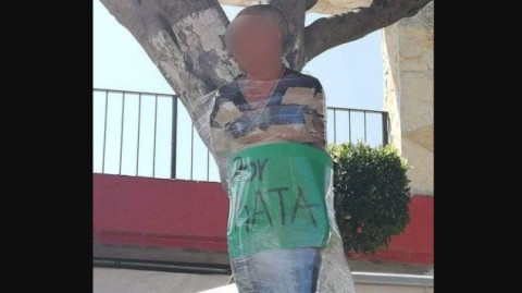  Amarran a un árbol a mujer por robar en una tienda del Estado de México
