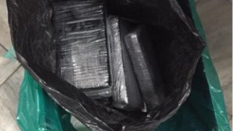 Localizan paquetes de cocaína en un baño de hombres del AICM