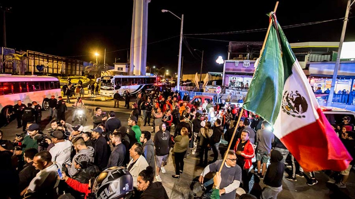 Residentes de Tijuana se enfrentan a migrantes