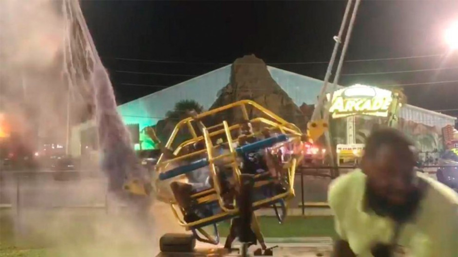 Cable de juego mecánico se rompe antes de lanzar a dos hombres