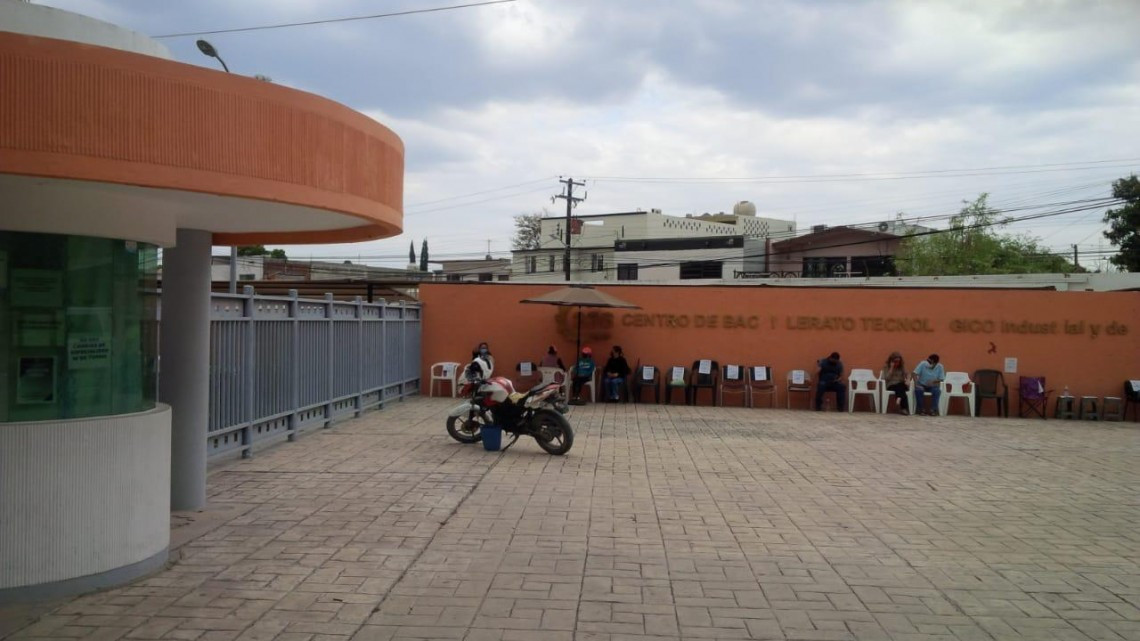 Pese a recomendaciones inician filas para vacunación 