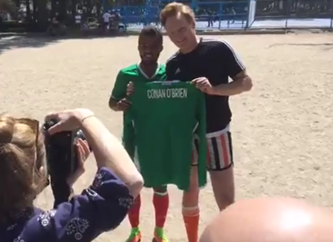 Conan O'Brien y Giovani dos Santos juegan futbol