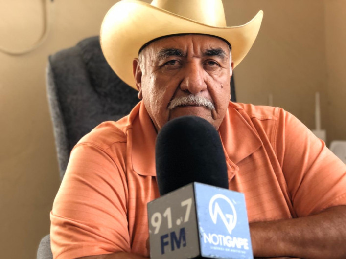 Carece el campo de cubrebocas, mas no de multas por no usarlos.