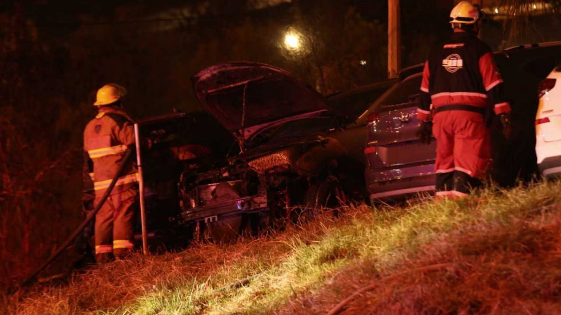 Se incendian autos en estacionamiento de agencia en San Pedro, NL